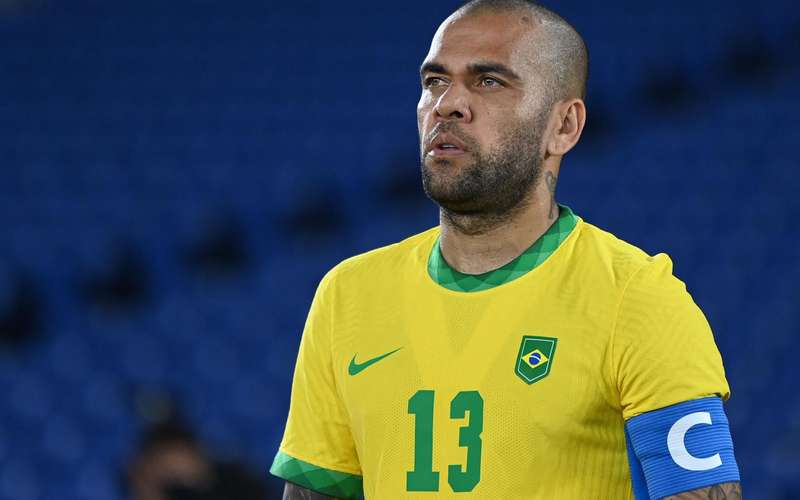 Sem clube, Dani Alves não é convocado e corre risco de ficar fora da Copa