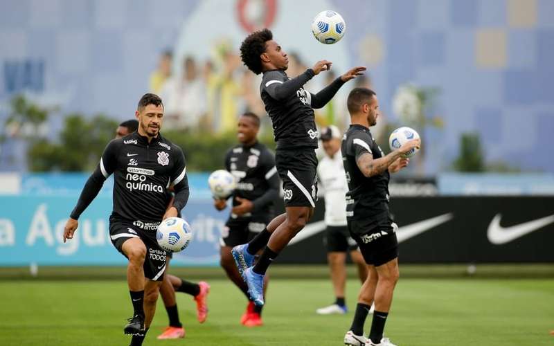 Corinthians treina com quarteto de reforços e sem Jô visando o Palmeiras