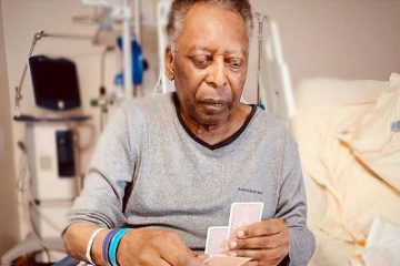 Pelé joga baralho no hospital e alegra a filha: ‘Vários passos para frente’