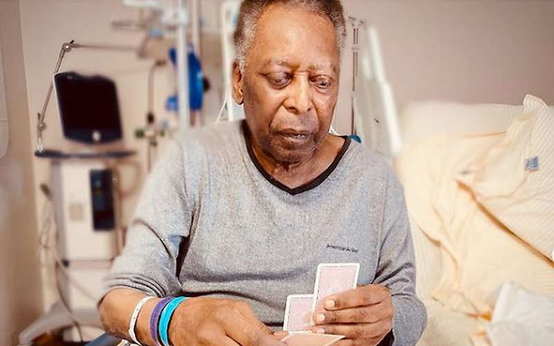 Pelé joga baralho no hospital e alegra a filha: ‘Vários passos para frente’