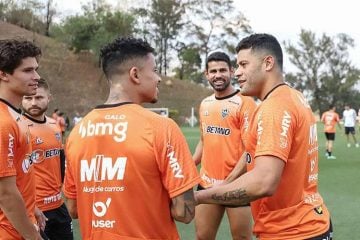 Vai para o jogo? Diego Costa aparece em campo no último treino do Atlético