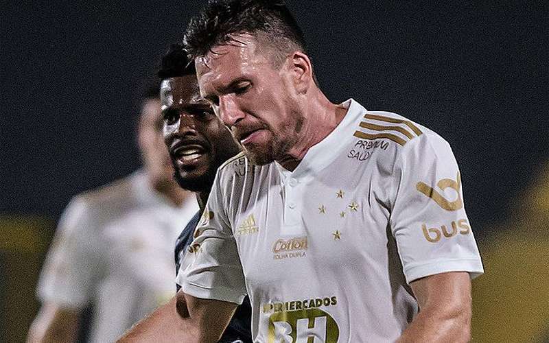 Mesmo longe do G4, Brock crê que acesso do Cruzeiro ainda é possível