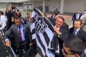 Presidente Jair Bolsonaro posa com bandeira do Atlético em BH; veja vídeo