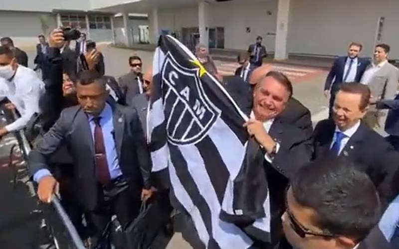 Presidente Jair Bolsonaro posa com bandeira do Atlético em BH; veja vídeo