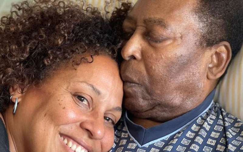 Pelé recebe alta após um mês internado, mas manterá quimioterapia