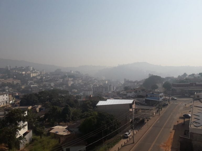 Imagem: Fumaça de incêndio invade o céu nos bairros Gabiroba e Jardim dos Ipês