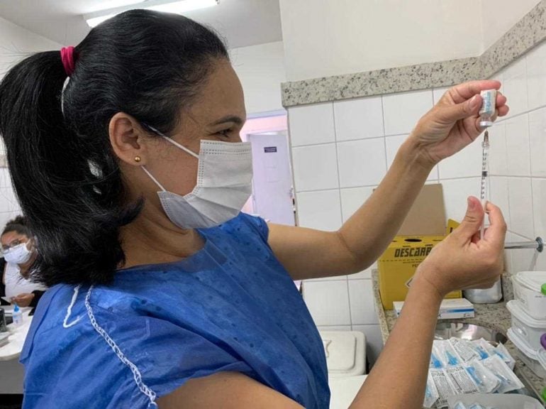 Itabira vacina idosos acima de 70 anos com 3ª dose e adolescentes com comorbidade