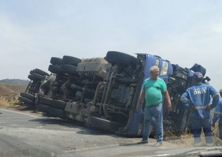 Carreta tomba e bate em carro na BR-381, em São Gonçalo