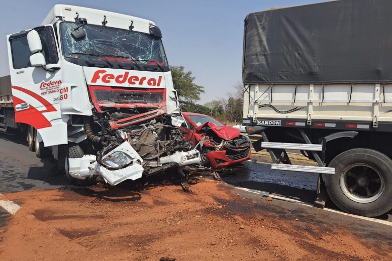 Engavetamento com 10 veículos na BR-365 deixa uma pessoa morta