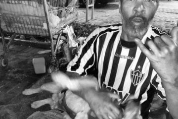 Projeto ‘Galo de Rua’ doa camisas do Atlético-MG para torcedores em situação de rua em BH