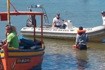 Embarcação naufraga em Guarapari com 12 tripulantes