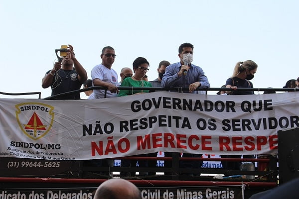 Servidores pedem reposição salarial