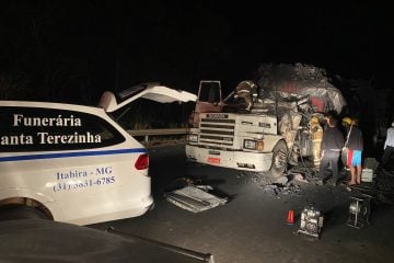 Motorista de carreta morre após colisão com caminhão na MG-129