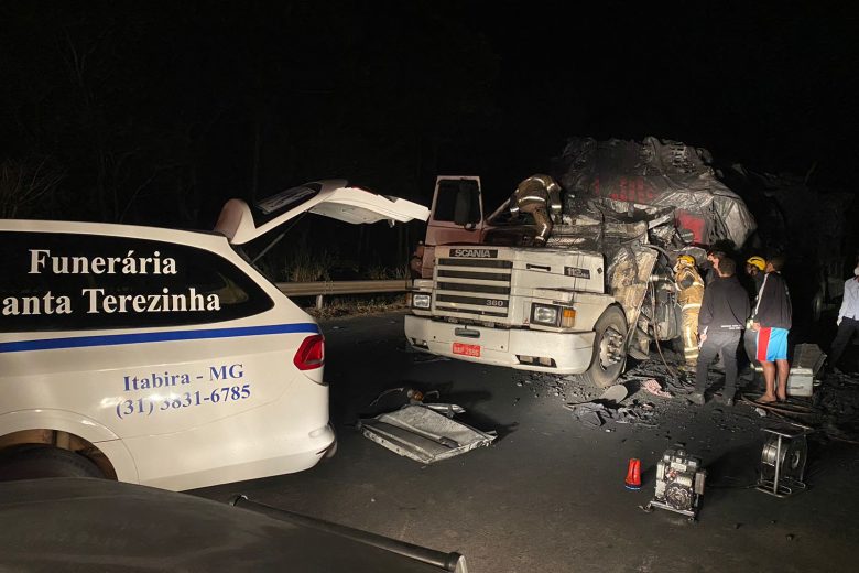 Motorista de carreta morre após colisão com caminhão na MG-129