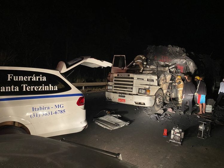 Motorista de carreta morre após colisão com caminhão na MG-129