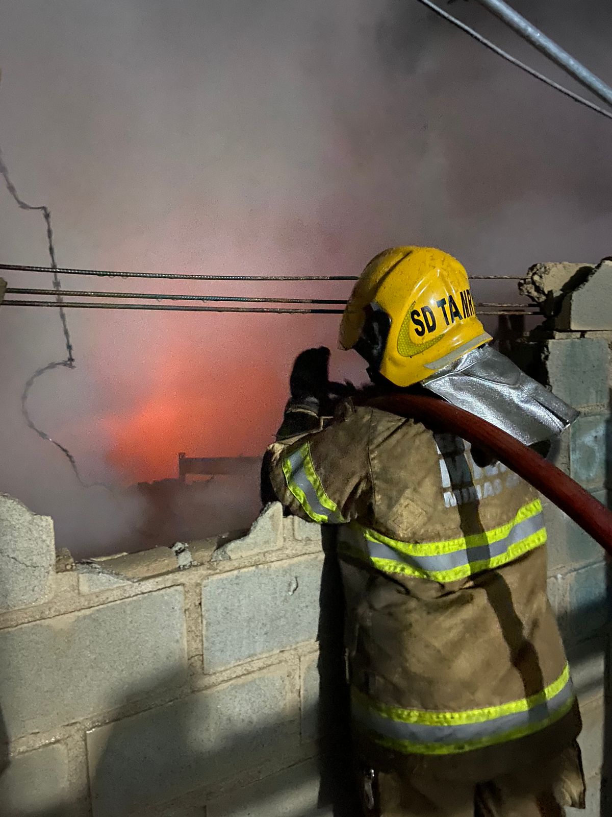 Incêndio atinge galpão em BH