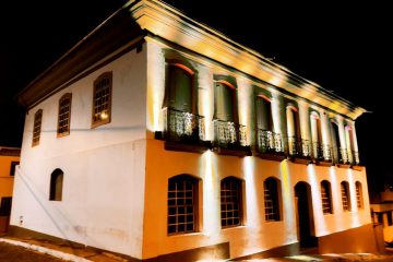 Paço Municipal de Conceição do Mato Dentro recebe luzes amarelas para alertar sobre valorização da vida