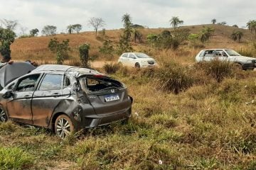 Carro capota com quatro pessoas na MG-434, em São Gonçalo