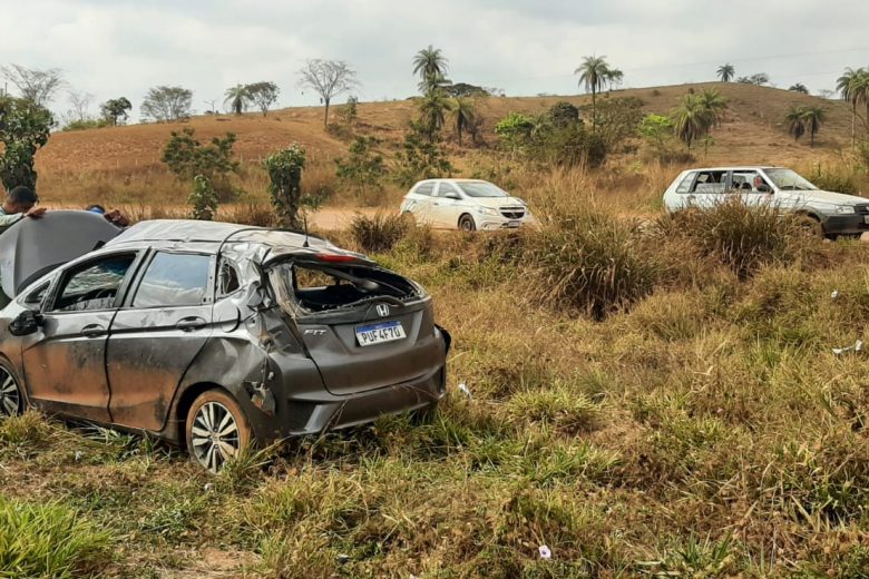 Carro capota com quatro pessoas na MG-434, em São Gonçalo