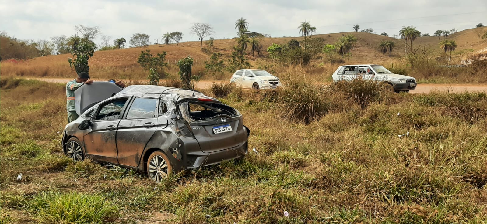 Carro capota com quatro pessoas na MG-434, em São Gonçalo