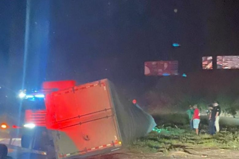 Caminhão tomba na noite desta terça (7) próximo à Ponte Torta, na BR-381