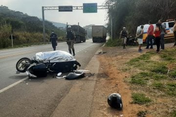 Mulher morre em acidente envolvendo moto e carreta na MG-129