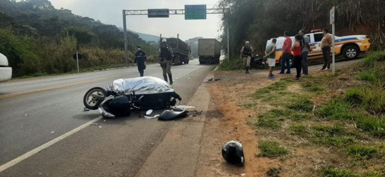 Mulher morre em acidente envolvendo moto e carreta na MG-129