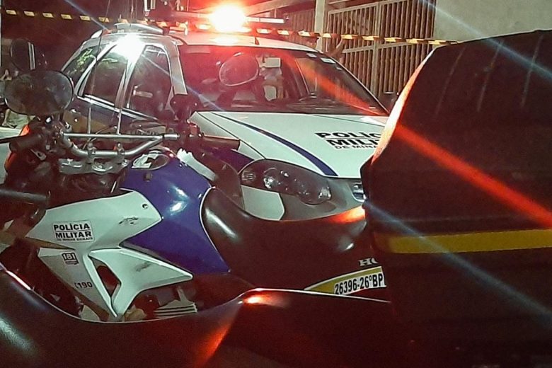 Casal é socorrido após ser baleado no bairro João XXIII