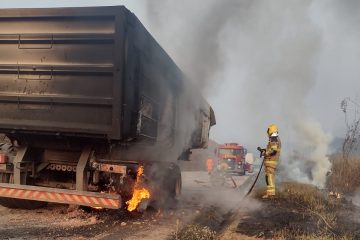 Bombeiros combatem incêndio em carreta na MG-129; veja o vídeo