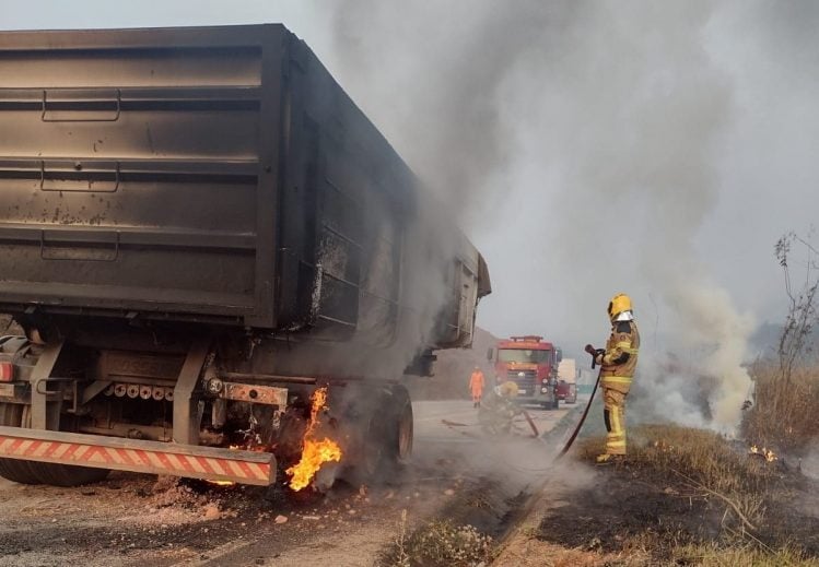 Bombeiros combatem incêndio em carreta na MG-129; veja o vídeo