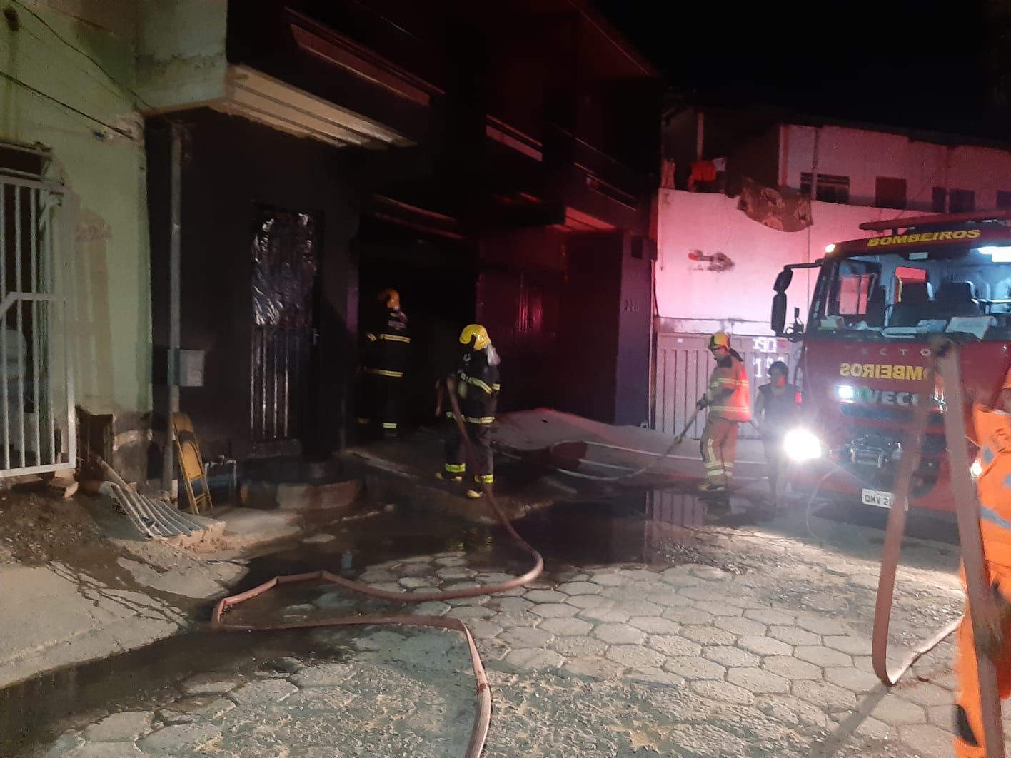 Mulher coloca fogo no carro após briga com o marido