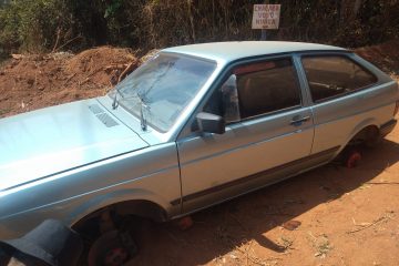 Gol furtado é encontrado sem rodas na zona rural de Itabira