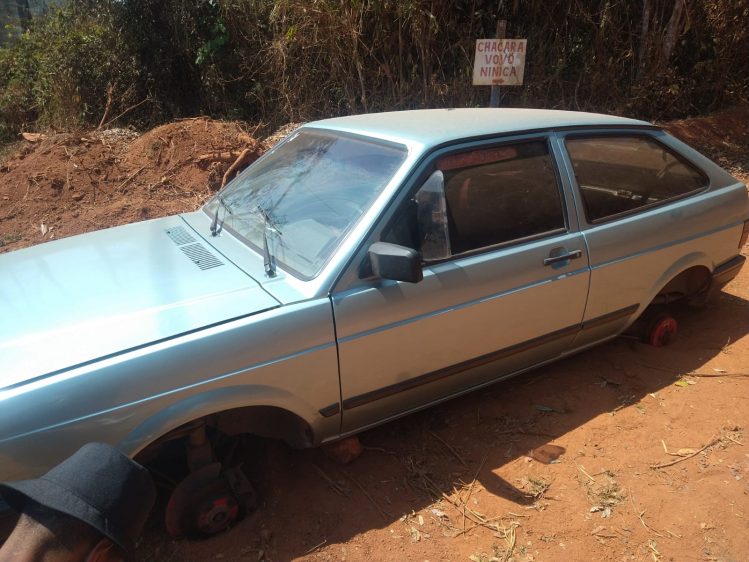 Gol furtado é encontrado sem rodas na zona rural de Itabira