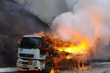 Caminhão carregado com produto perigoso pega fogo e interdita BR-381