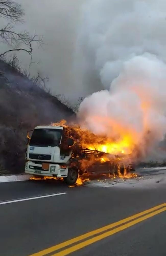 Caminhão carregado com produto perigoso pega fogo e interdita BR-381