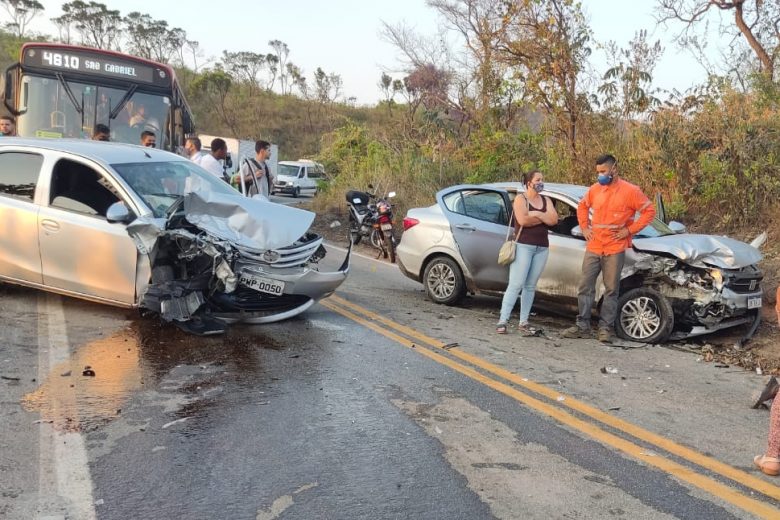 Colisão frontal bloqueia rodovia entre Caeté e Sabará