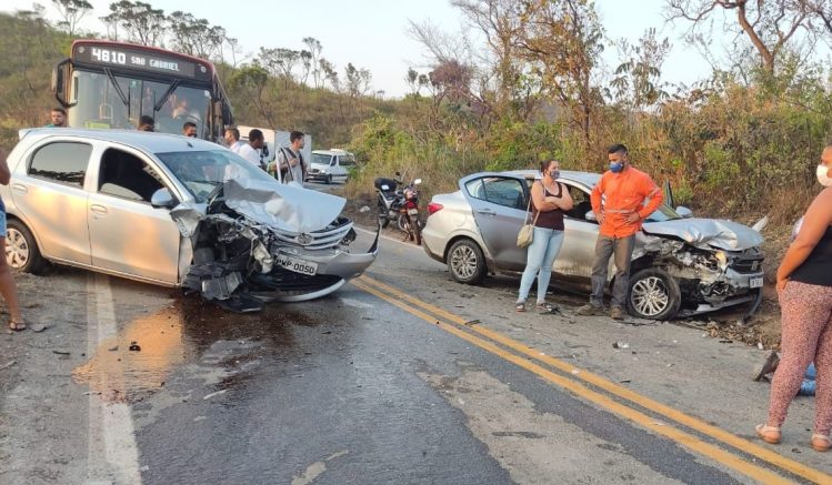 Colisão frontal bloqueia rodovia entre Caeté e Sabará