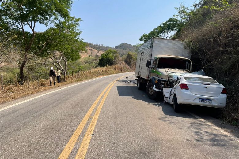 Motorista morre em colisão frontal com caminhão na MGC-120