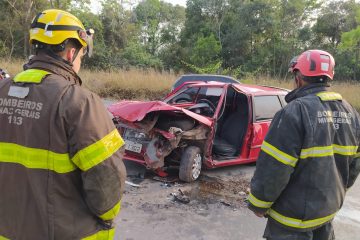 Homem fica preso às ferragens depois de acidente envolvendo três carros em Contagem