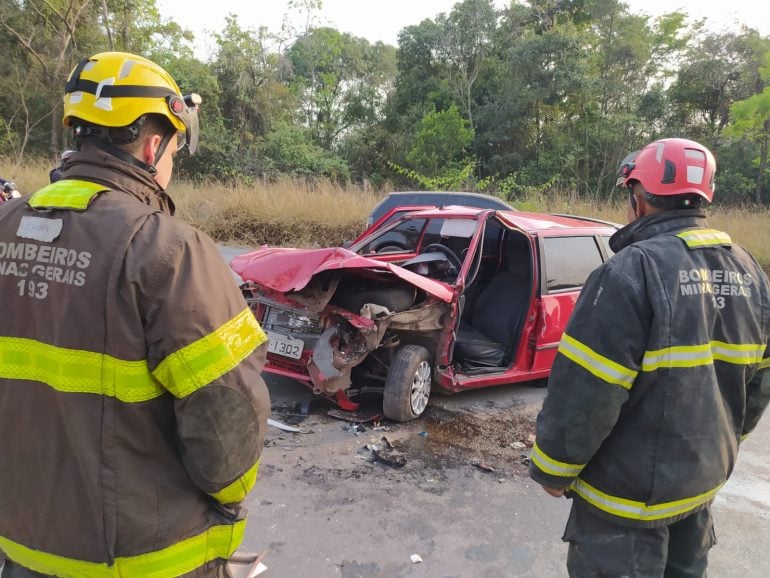 Homem fica preso às ferragens depois de acidente envolvendo três carros em Contagem