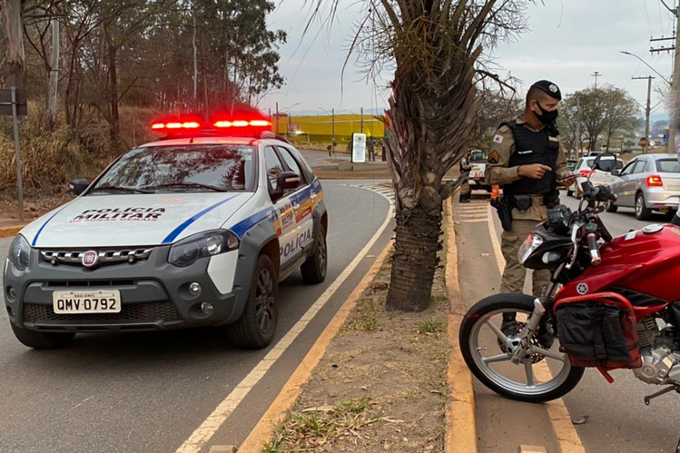 Acidente deixa feridos e causa congestionamento no Areão