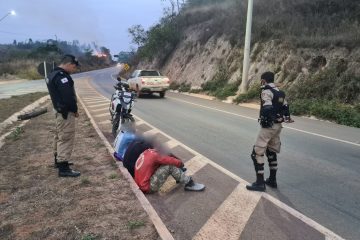 PM detém suspeitos de provocar incêndio na MG-129, em Itabira