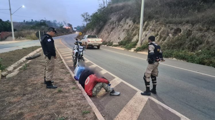 PM detém suspeitos de provocar incêndio na MG-129, em Itabira