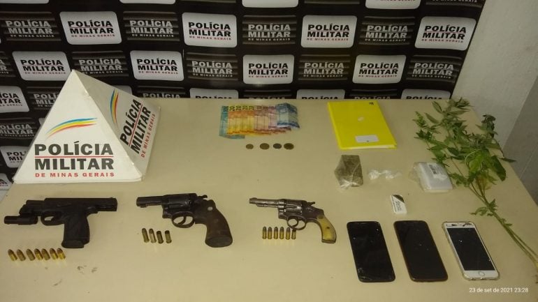 Policiais são recebidos a tiros e acabam prendendo suspeitos de tráfico de drogas em Monlevade