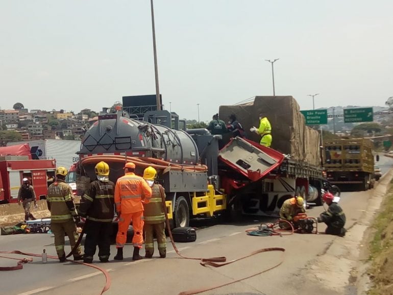 Acidente entre duas carretas tem duas vítimas graves e trava trânsito no Anel Rodoviário, em BH
