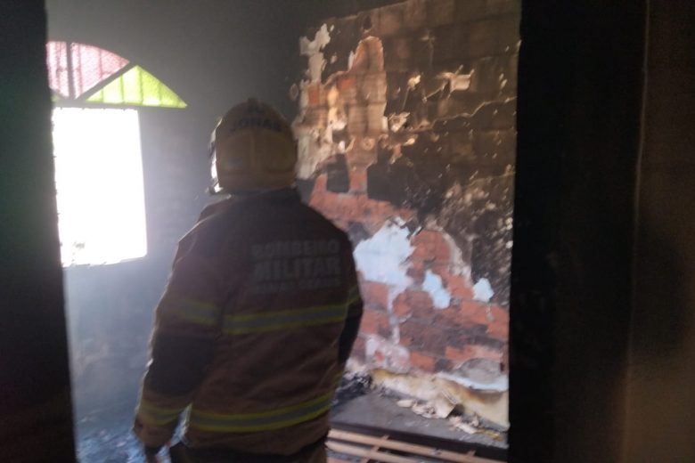 Incêndio em residência mobiliza bombeiros em Ipatinga