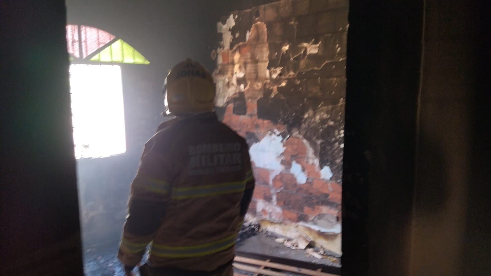 Incêndio em residência mobiliza bombeiros em Ipatinga