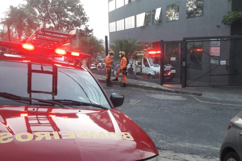 Homem cai em fosso enquanto realizava instalação de elevador em BH