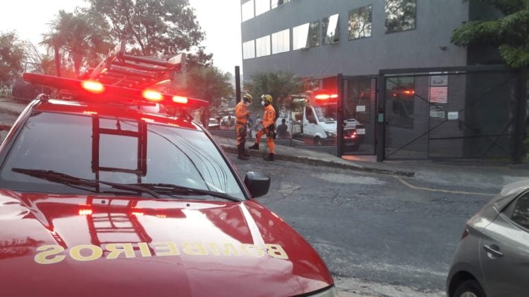 Homem cai em fosso enquanto realizava instalação de elevador em BH