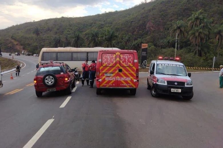 Motociclista fica ferido em colisão com micro-ônibus em Santa Bárbara